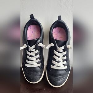 Carter's girls' heart sneakers are black size (2 US)